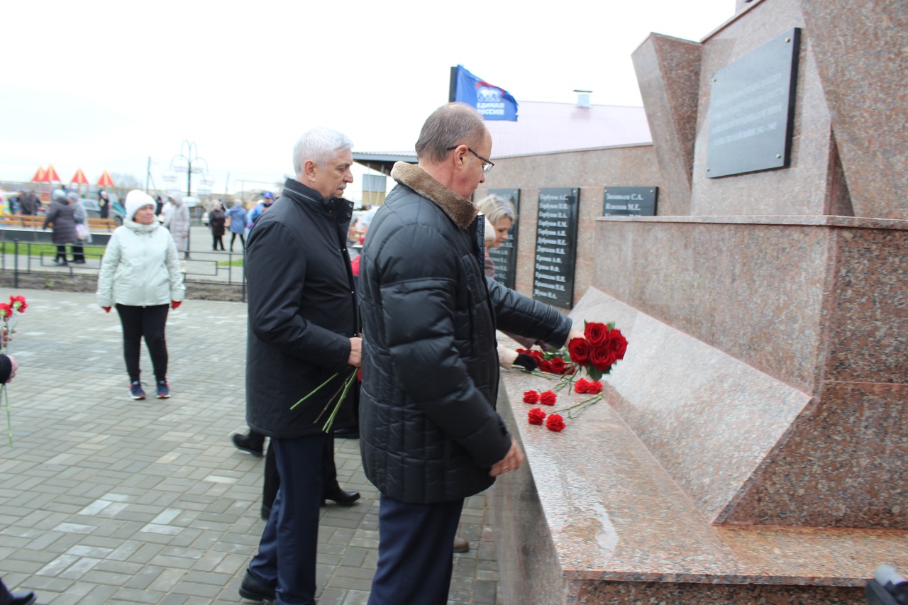 В Рождественке торжественно открыли обновленный сквер | 07.11.2023 |  Увельский - БезФормата